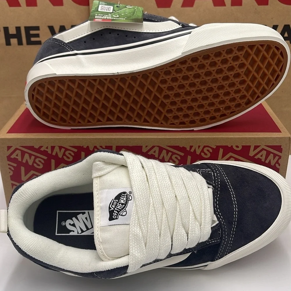 Vans Men’s Gray and White Sneakers Knu Skool
Pig Suede Gray
VN000CS0BGF - Picture 3 of 16